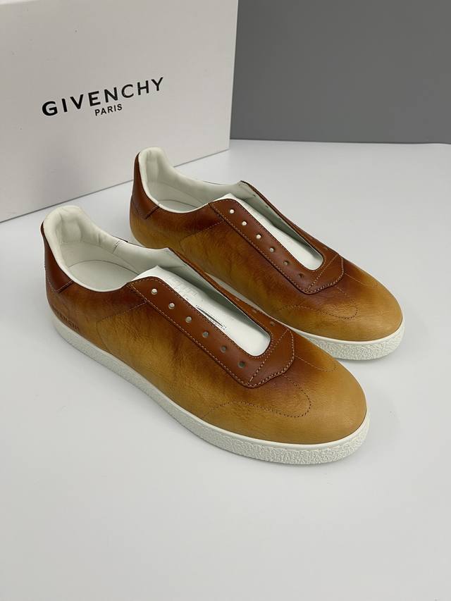 售价： 新款 商标：Givenchy 配码：38一44 45，46定做 材料：树膏皮擦色渐变低帮运动鞋 Town系列 正面缝线细节 侧面压印givenchy L